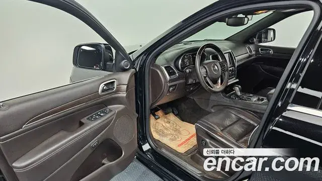Jeep Grand Cherokee 2018 — Şəkil 11/20