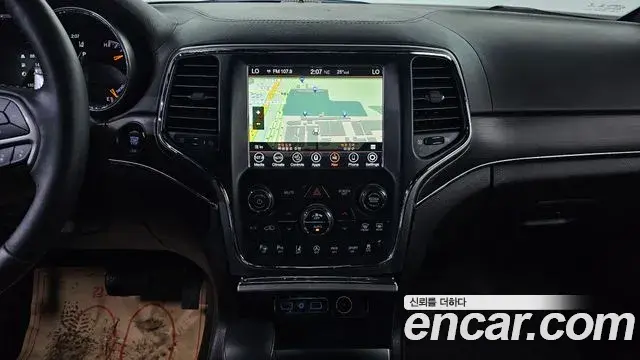 Jeep Grand Cherokee 2018 — Şəkil 15/20