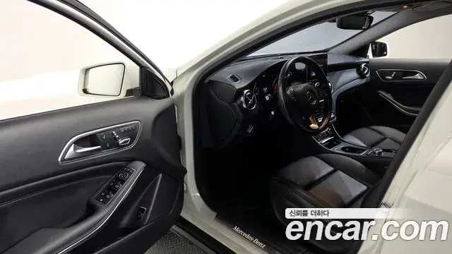 Mercedes-Benz GLA-Class 2018 — Photo 25/31