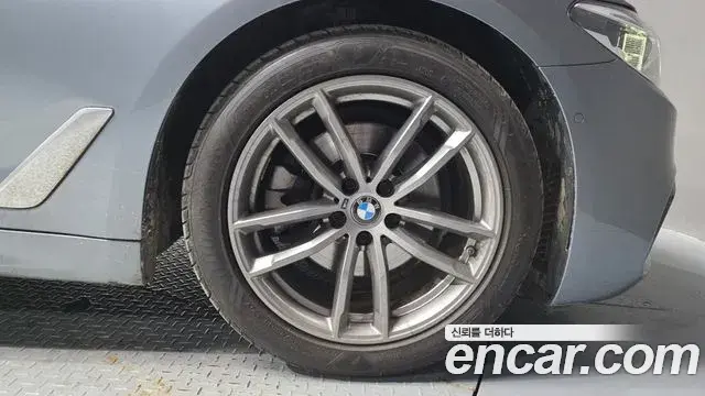 BMW 5 Series 2019 — ფოტო 14/32