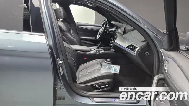 BMW 5 Series 2019 — ფოტო 27/32