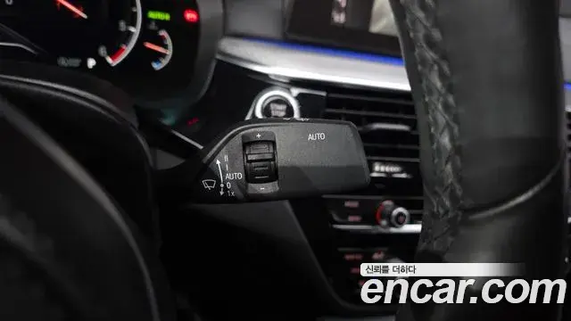 BMW 5 Series 2019 — ფოტო 8/32