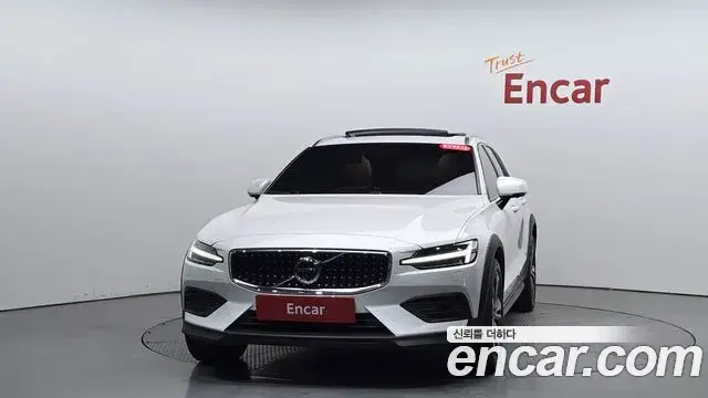 Volvo V60 Cross Country 2020 — Фото 3/20