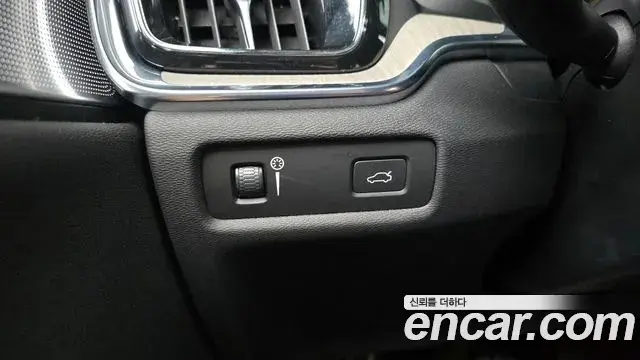 Volvo V60 Cross Country 2020 — ფოტო 13/35