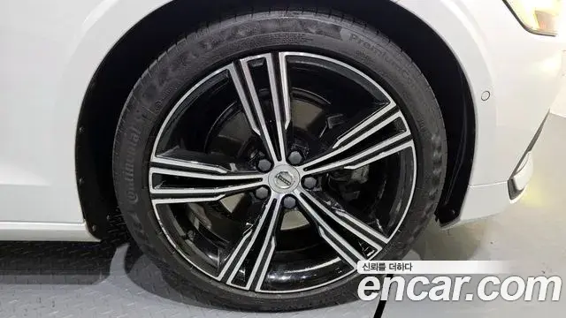 Volvo S60 2020 — Photo 11/35