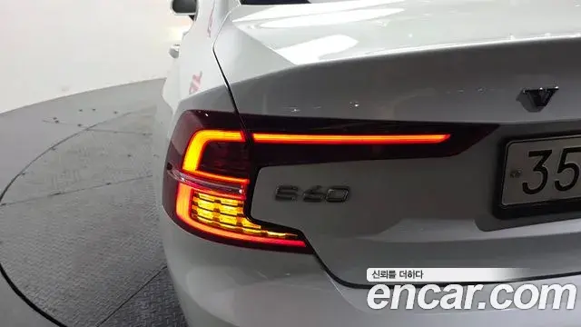 Volvo S60 2020 — Photo 8/35