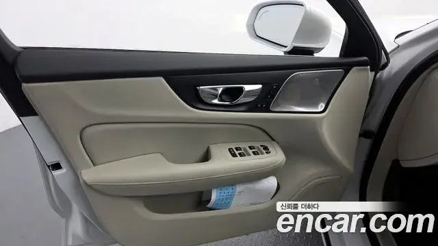 Volvo S60 2020 — Photo 4/35