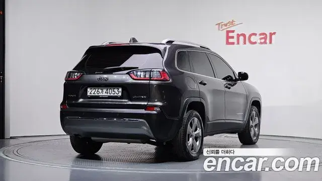 Jeep Cherokee 2020 — ფოტო 15/35