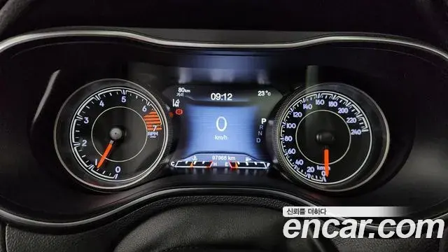 Jeep Cherokee 2020 — ფოტო 33/35