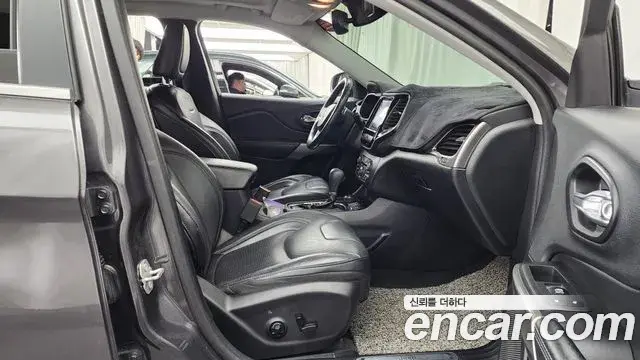 Jeep Cherokee 2020 — ფოტო 31/35