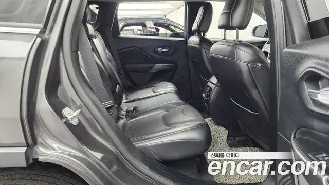 Jeep Cherokee 2020 — ფოტო 16/35
