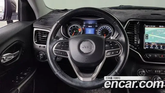 Jeep Cherokee 2020 — ფოტო 18/35