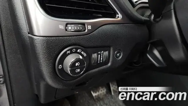 Jeep Cherokee 2020 — ფოტო 27/35