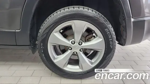 Jeep Cherokee 2020 — ფოტო 28/35