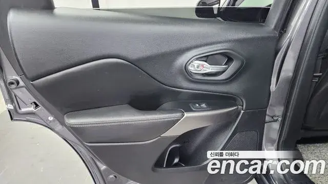 Jeep Cherokee 2020 — ფოტო 20/35