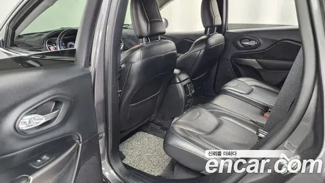 Jeep Cherokee 2020 — ფოტო 13/35