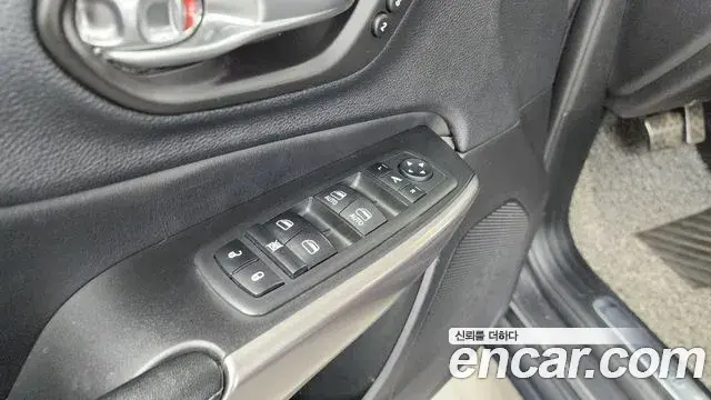 Jeep Cherokee 2020 — ფოტო 22/35