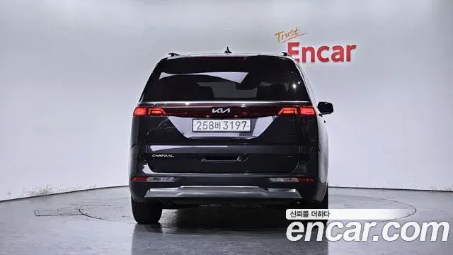 Kia Carnival 2022 — Şəkil 23/30