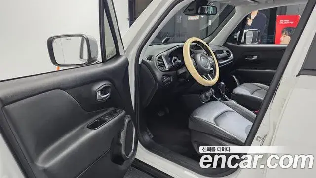 Jeep Renegade 2018 — Фото 10/20