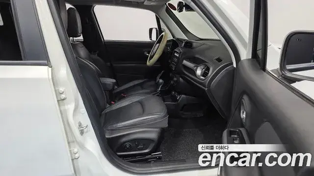 Jeep Renegade 2018 — Фото 11/20