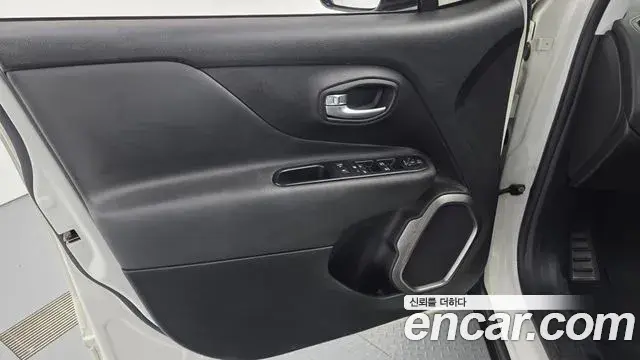 Jeep Renegade 2018 — Şəkil 26/31