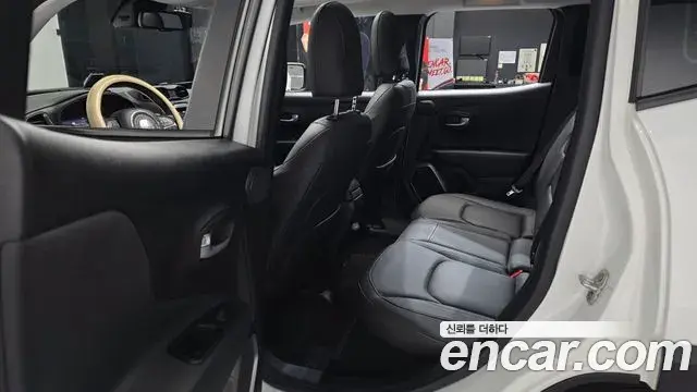 Jeep Renegade 2018 — Şəkil 8/31