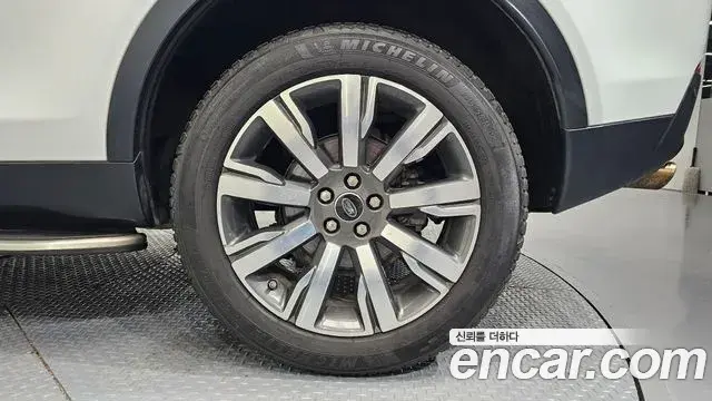 Land Rover Discovery Sport 2018 — Photo 6/30