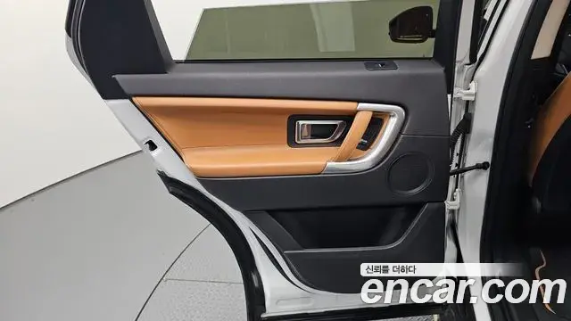 Land Rover Discovery Sport 2018 — Photo 7/30