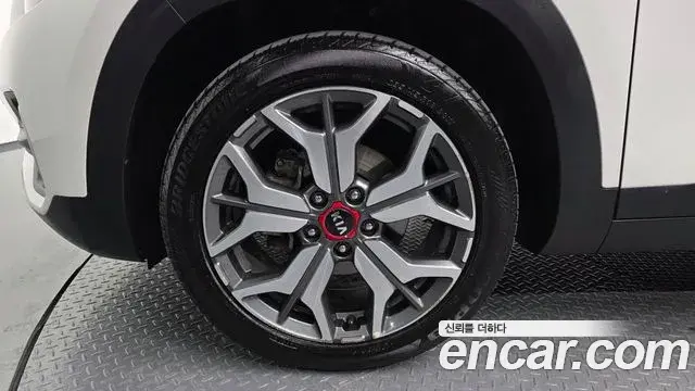 Kia Seltos 2019 — Şəkil 25/32