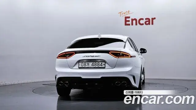 Kia Stinger 2018 — Şəkil 28/30