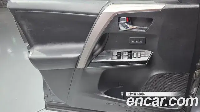 Toyota RAV4 2018 — Şəkil 7/31