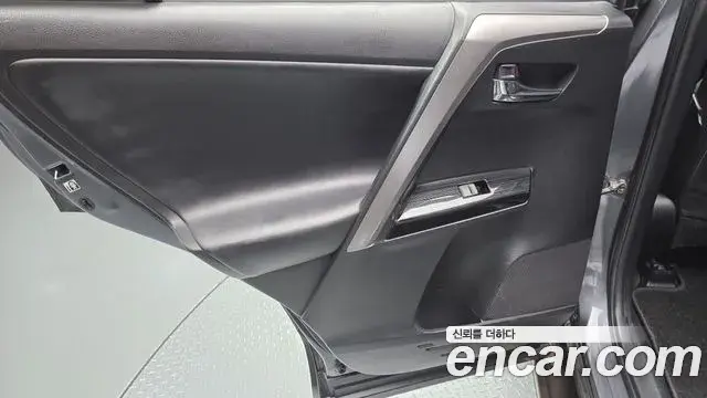 Toyota RAV4 2018 — Şəkil 31/31