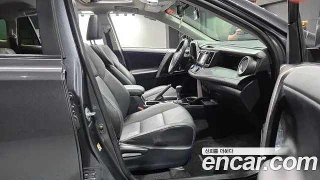 Toyota RAV4 2018 — Şəkil 8/31