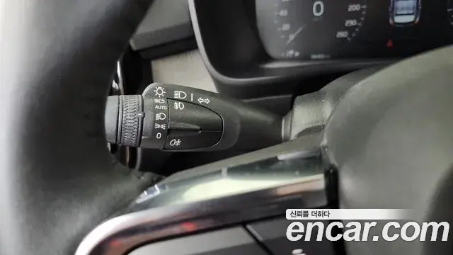 Volvo XC40 2021 — Şəkil 32/34