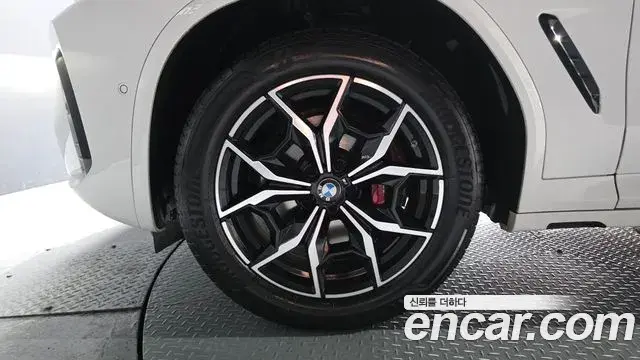 BMW X4 2022 — Şəkil 33/36