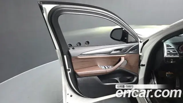 BMW X4 2022 — Şəkil 28/36