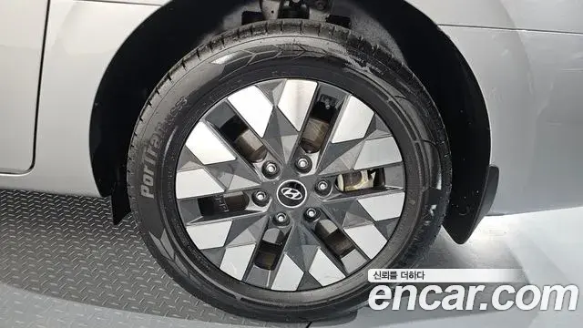 Hyundai Staria 2023 — ფოტო 3/33