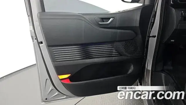 Hyundai Staria 2023 — ფოტო 27/33