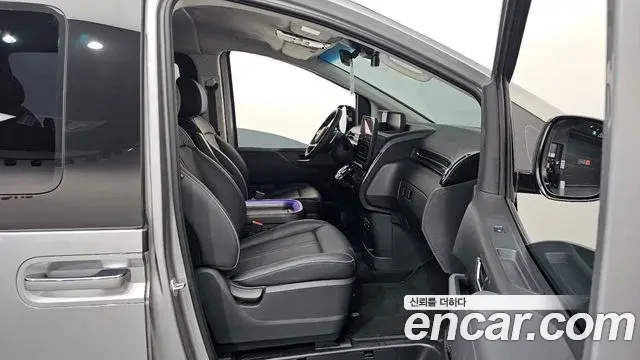 Hyundai Staria 2023 — ფოტო 28/33