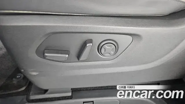Hyundai Staria 2023 — ფოტო 4/33