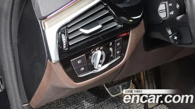 BMW 5 Series 2019 — Фото 13/20