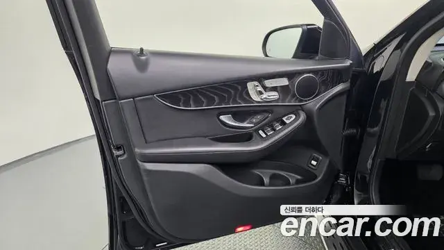 Mercedes-Benz GLC-Class 2019 — Photo 11/37