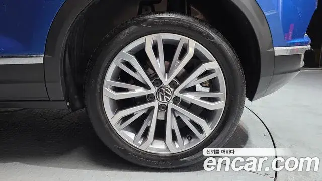 Volkswagen T-Roc 2022 — Photo 18/31