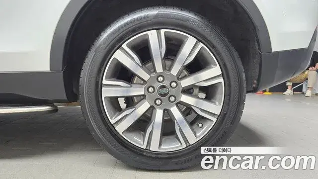 Land Rover Discovery Sport 2018 — ფოტო 28/32