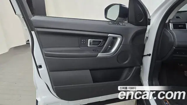 Land Rover Discovery Sport 2018 — ფოტო 24/32