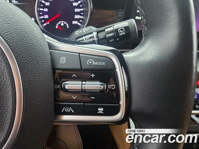 Kia Carnival 2022 — Şəkil 16/19