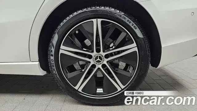 Mercedes-Benz A-Class 2025 — Photo 11/31
