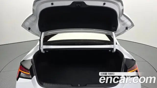 Hyundai The New Avante Hybrid 2021 — Photo 5/33