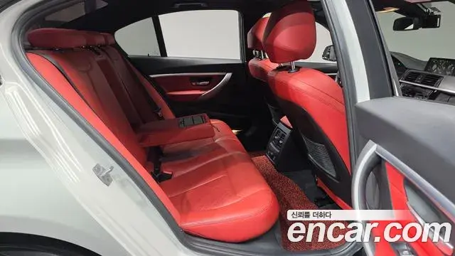 BMW 3 Series 2018 — Photo 17/32