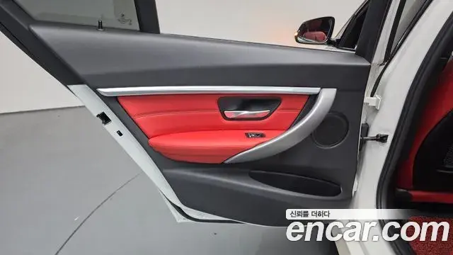 BMW 3 Series 2018 — Photo 13/32